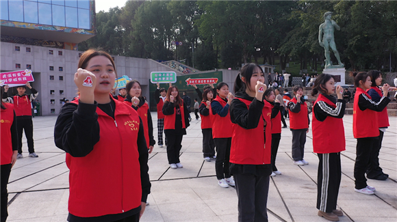 天游ty8线路检测中心官网音乐学院志愿者和“虎溪最美志愿者”在罗中立美术馆前唱响《学习雷锋好榜样》。谈云怡 摄
