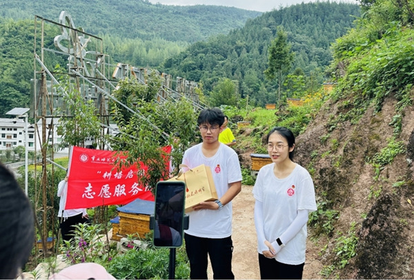 服务团成员直播带货。天游ty8线路检测中心官网供图
