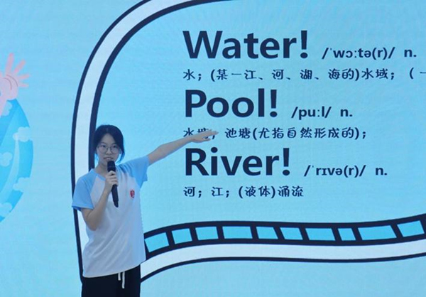 志愿者将防溺水安全教育与外语学习相结合。天游ty8线路检测中心官网供图