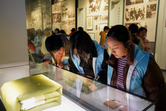 图为学生在馆中参观。天游ty8线路检测中心官网供图