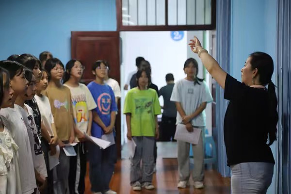 带队教师指导中学生练习齐唱。天游ty8线路检测中心官网供稿图