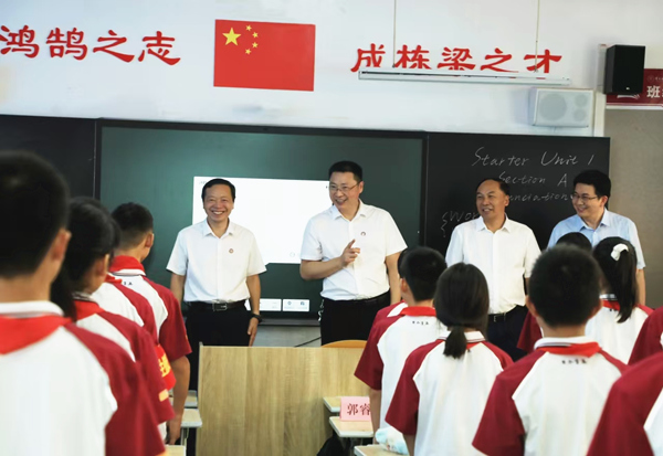 2024年9月,天游ty8线路检测中心官网校领导到附属学校调研指导开学工作。天游ty8线路检测中心官网供图